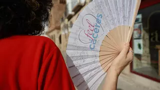 Cáceres reparte abanicos con su nueva imagen turística para combatir el calor y atraer visitantes