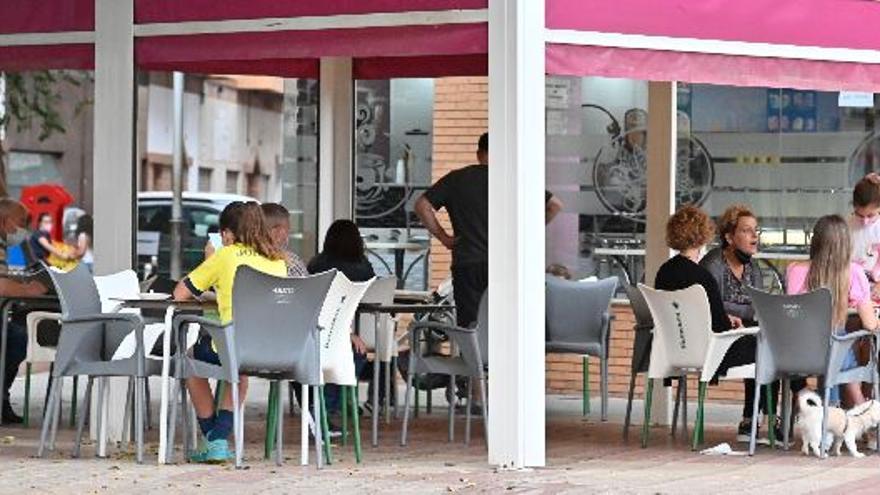 Las terrazas han contribuido a poder salir de la crisis a los bares y restaurantes que tenían espacio para instalarlas en Vila-real.