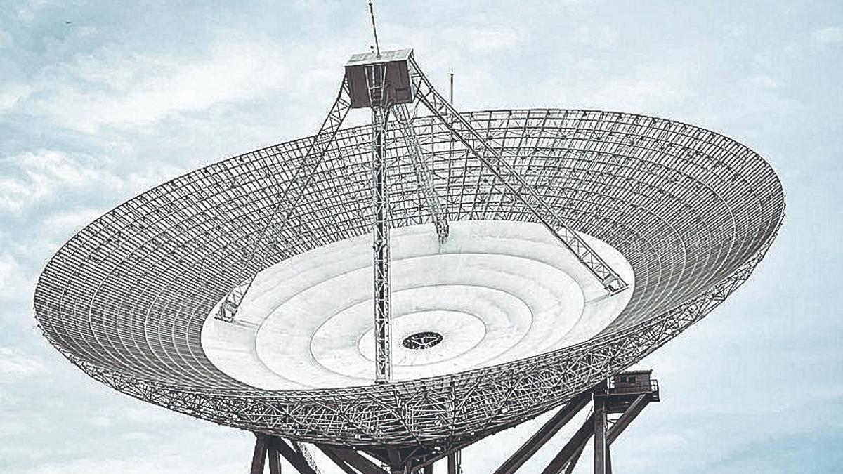  RADIOTELESCOPIO. Antena especializada usada para captar ondas de radio emitidas por fuentes de radio astronómicas.