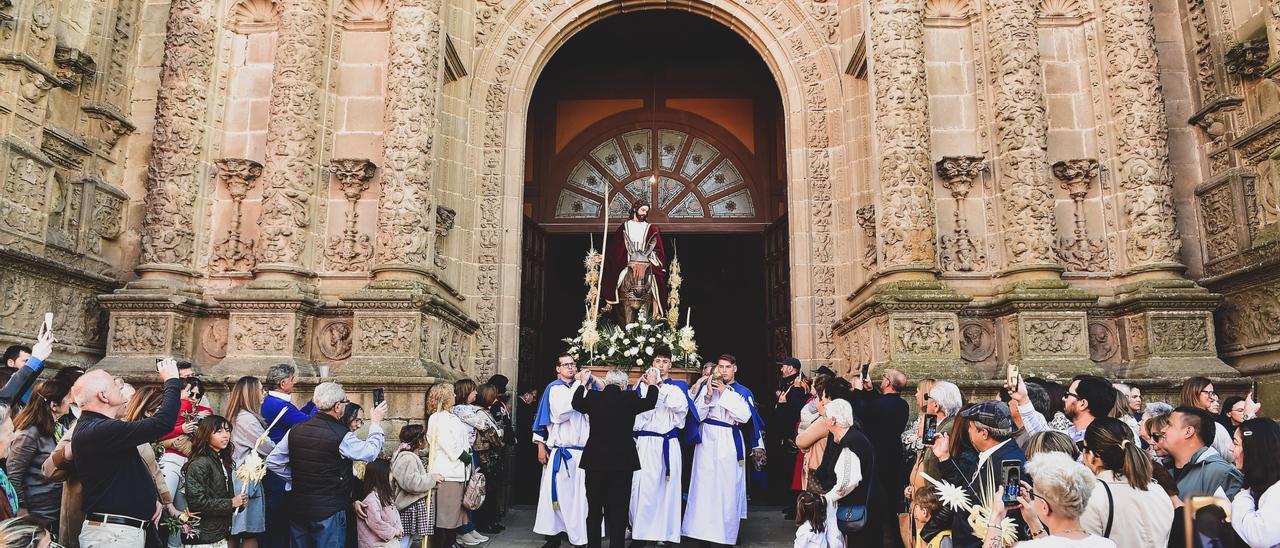 Salida de 'La Borriquita' de la catedral de Plasencia, en la primera procesión de la Semana Santa.