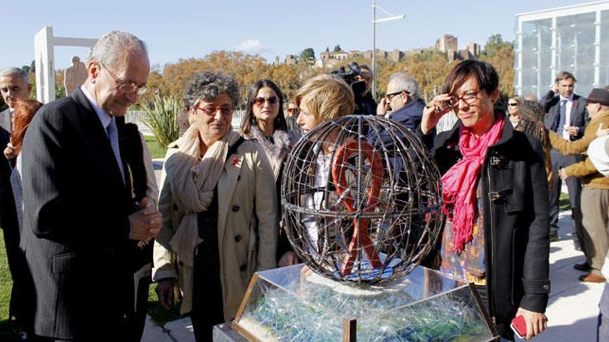 El alcalde de Málaga inauguró una escultura en homenaje a las víctimas y para concienciar.