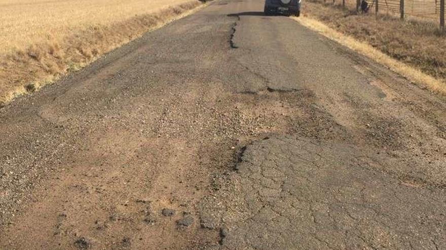 Socavones en la carretera de Almendra a Muelas del Pan.