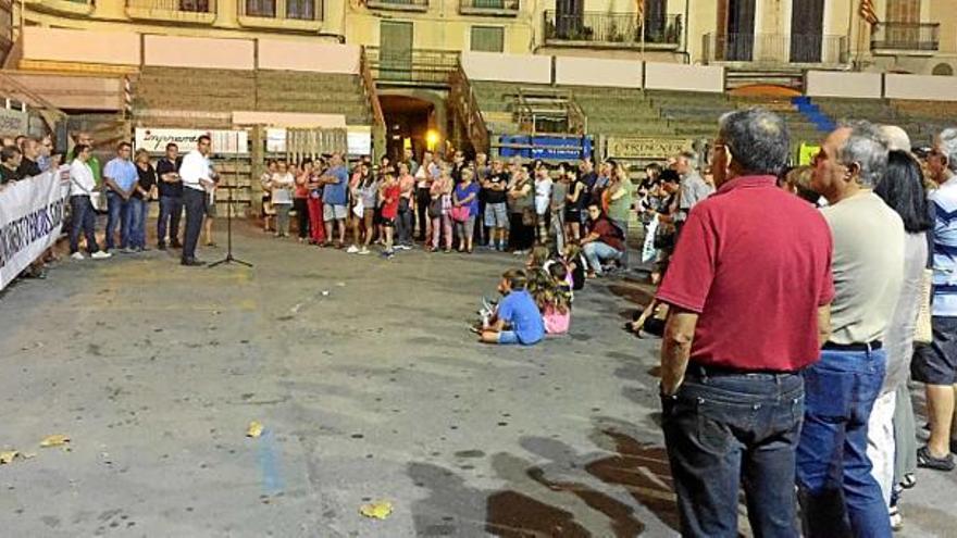 Lectura pública de la moció, ahir al vespre a la plaça de la Fira