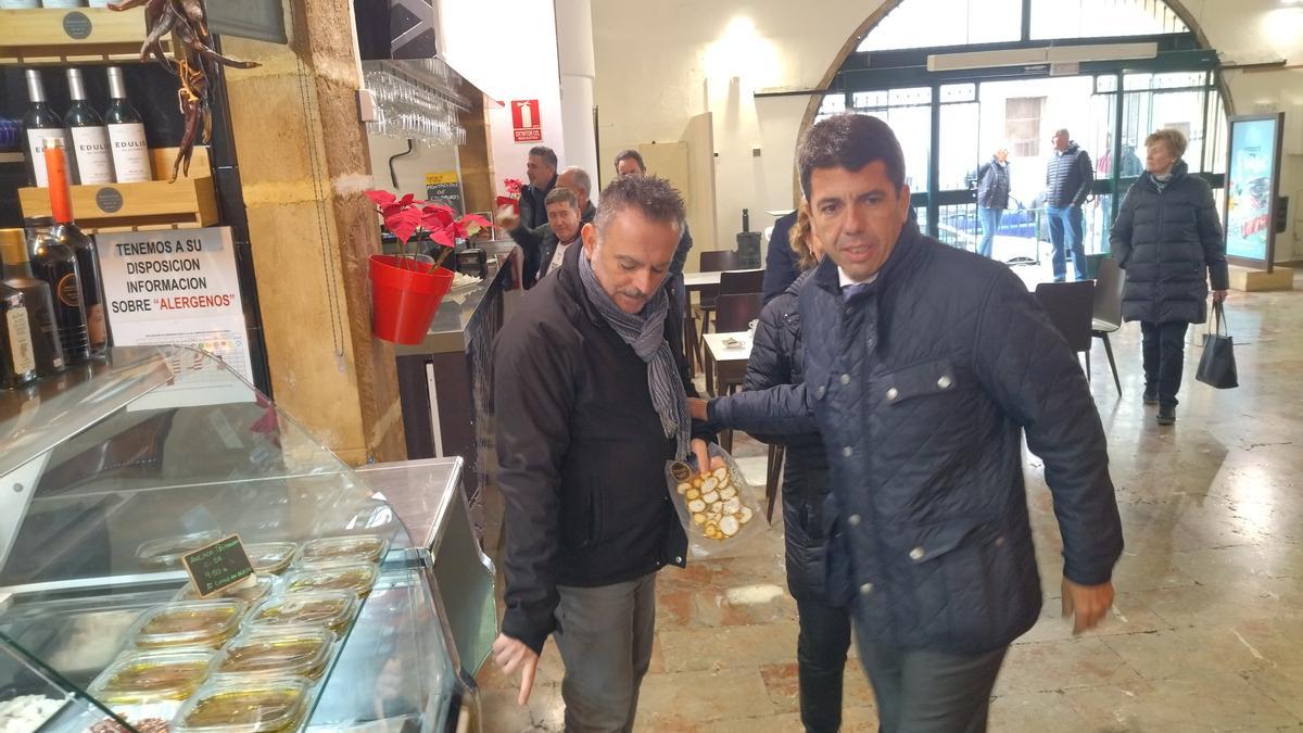 El líder del PPCV, esta mañana en el Mercat de Xàbia