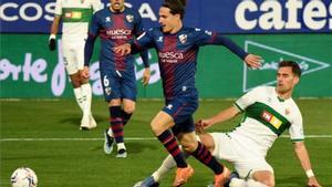 Seoane con el balón en un partido ante el Eibar