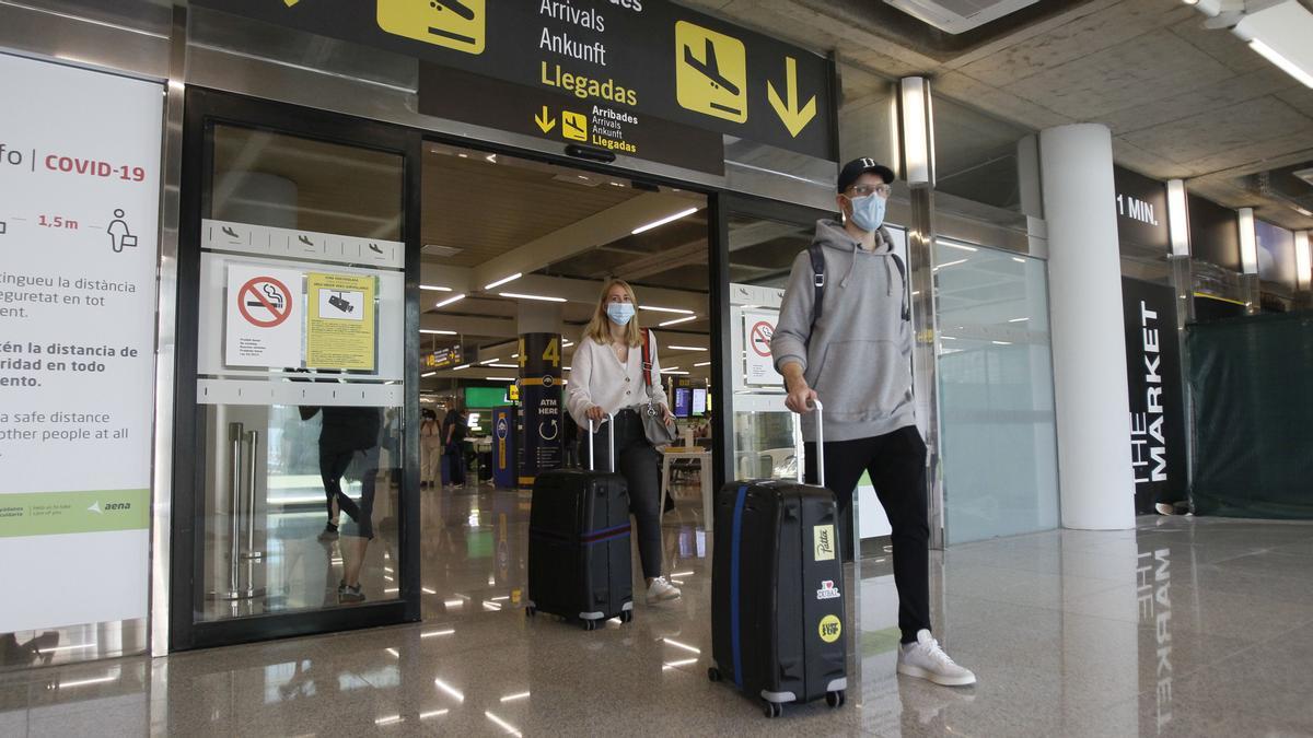 Viajeros procedentes de Alemania llegan al Aeropuerto de Palma.