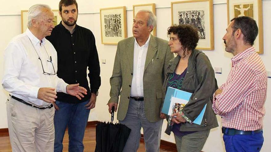 Jesús Núñez, a la izquierda, ayer en el museo con el alcalde y la vicepresidenta de la Diputación.