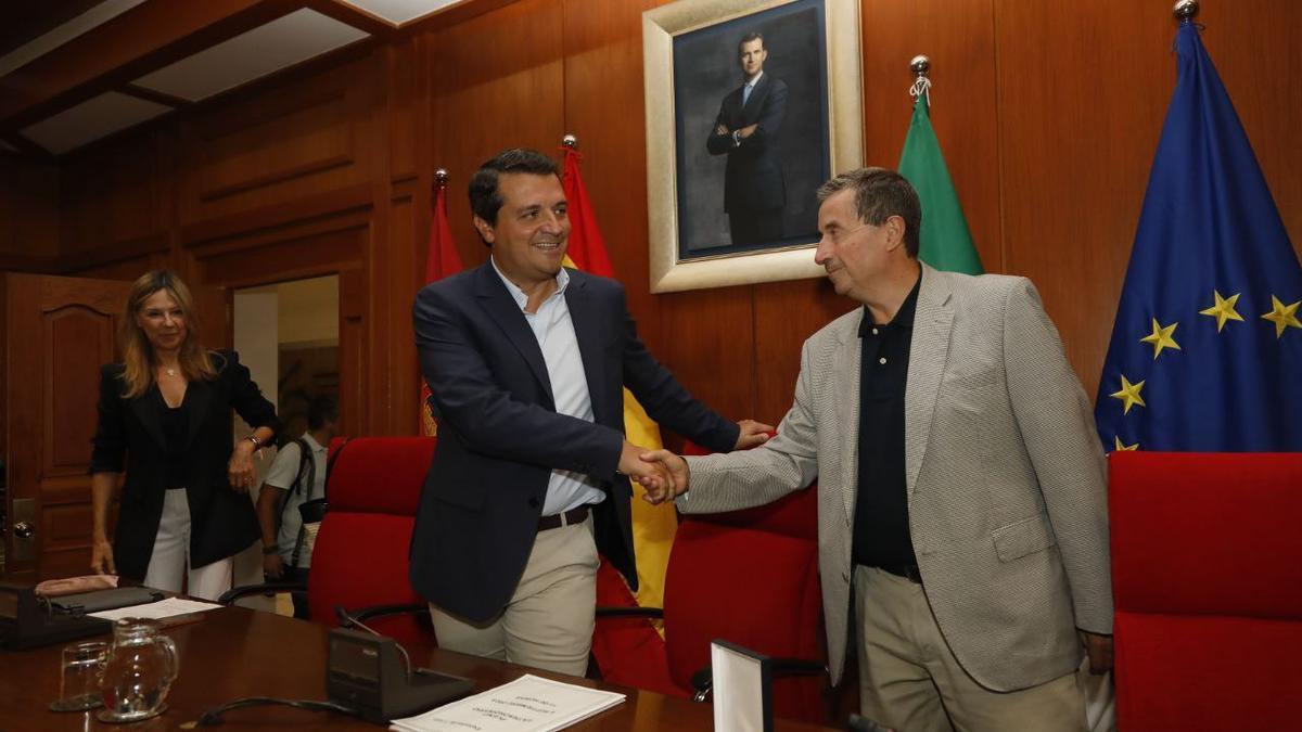 El alcalde, José María Bellido, saluda al secretario del Pleno, Valeriano Lavela.