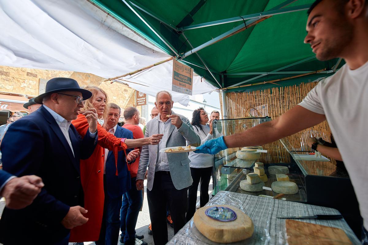 El presidente del Cabildo de Gran Canaria, Antonio Morales, prueba el queso de Gáldar.