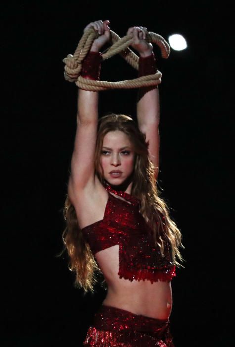 Jennifer López y Shakira deslumbran en el descanso de la Super Bowl