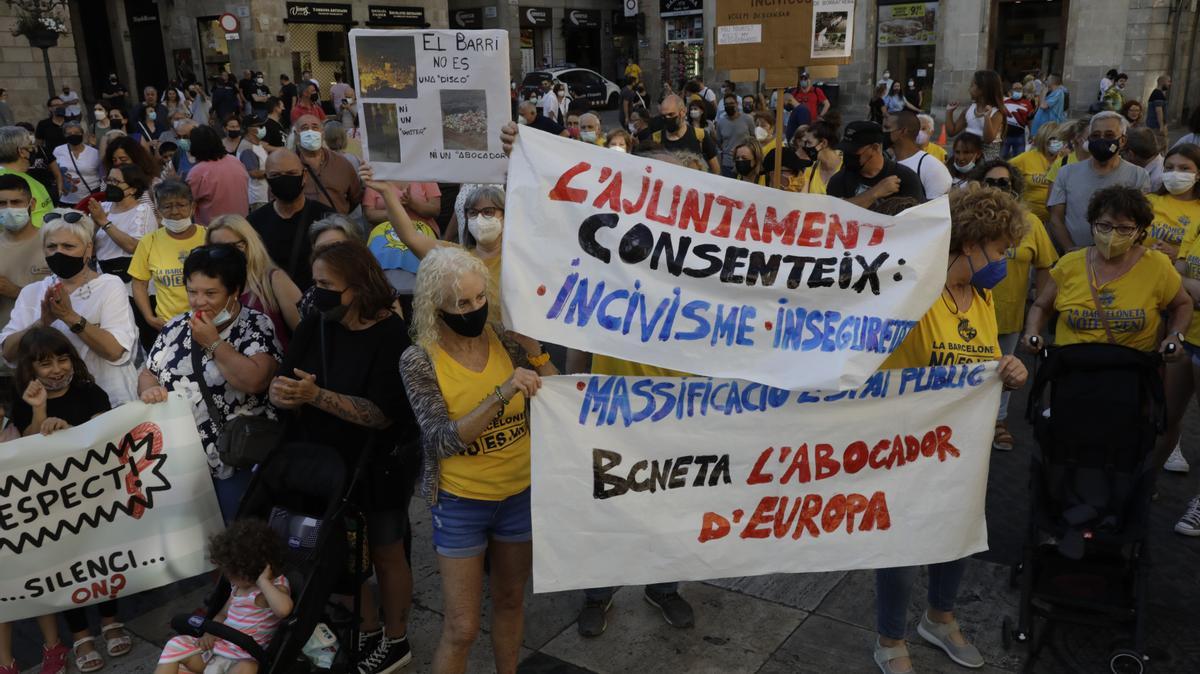 Barcelona 30/06/2021 protesta de vecinos de la Barceloneta y Casc Antic por los ruidos y el incivismo en el barrio Foto Ferran Nadeu