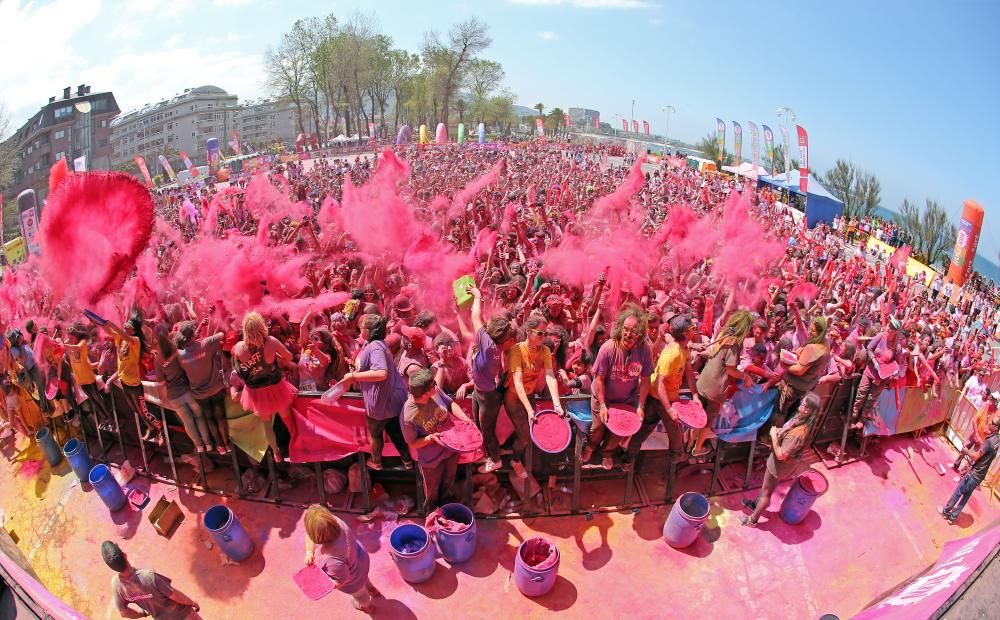 La carrera más colorida reúne a miles de participantes en Vigo