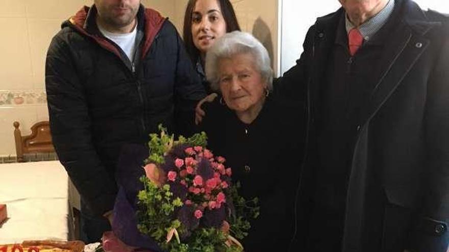 La abuela de Coirós, Aurora López, sopla las velas de su 102 cumpleaños