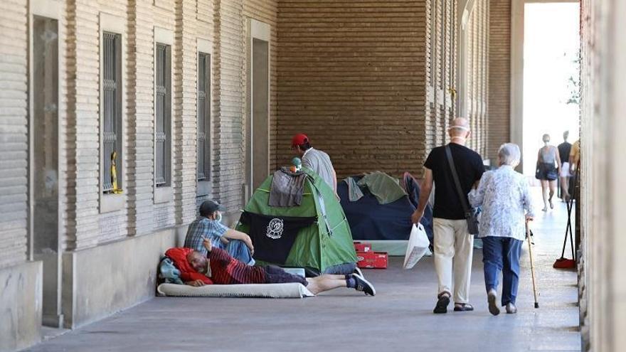 Los okupas del hotel San Valero piden una vivienda y Azcón asegura que se les ofreció el albergue