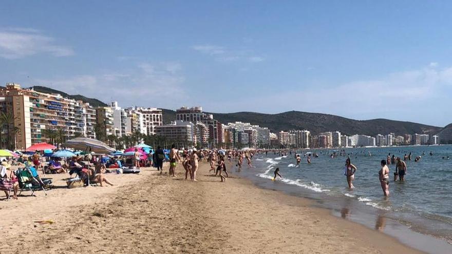 Las playas de Cullera se llenan en un San Juan atípico