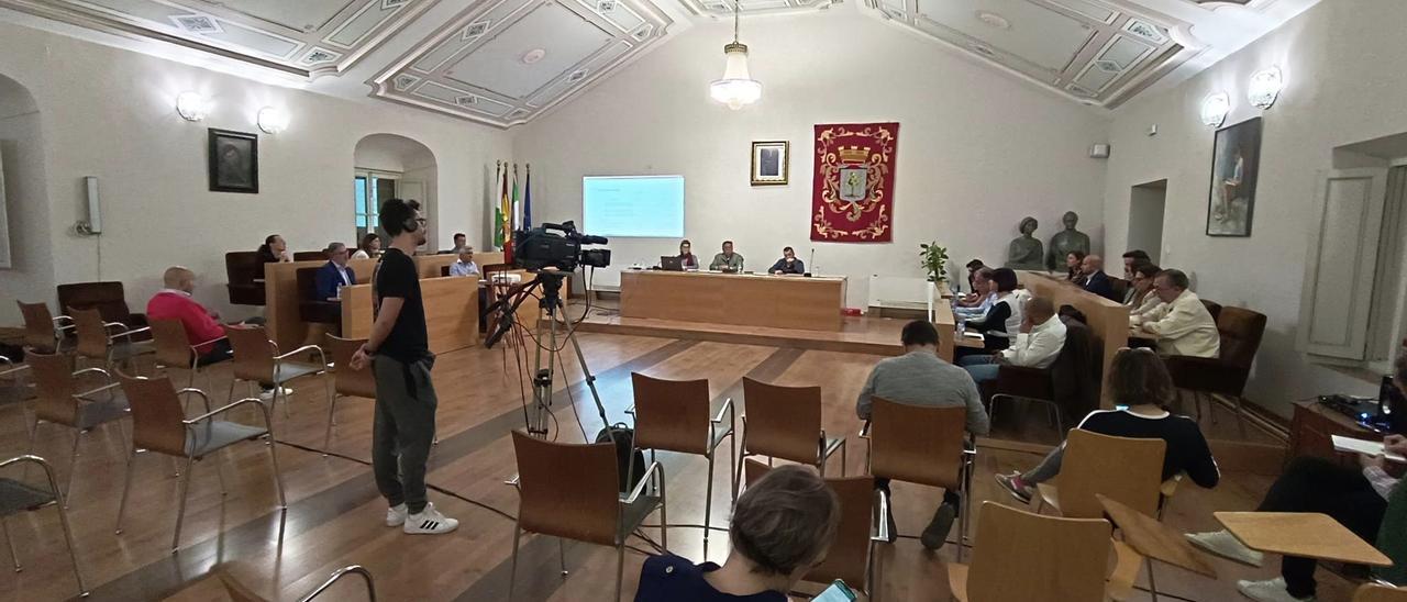Sesión plenaria en el Ayuntamiento de Almendralejo