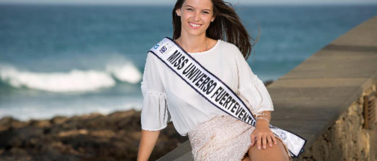 La joven Andrea Peraza, ayer con la banda de Miss Universo Fuerteventura.