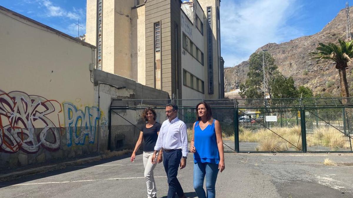 El candidato del PP en Santa Cruz visita el antiguo Balneario de Santa Cruz.