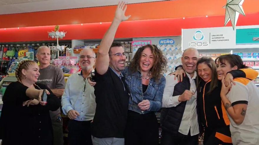 Así celebran en la gasolinera de Granadilla, con canción incluida