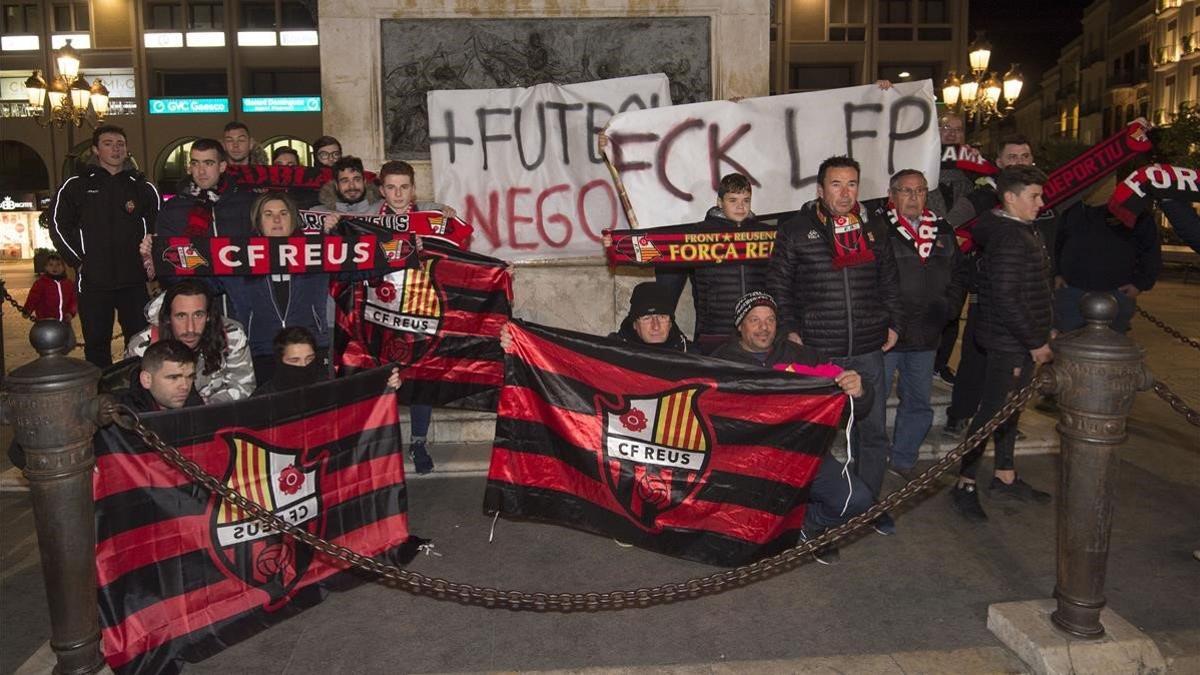 Protesta de aficionados del Reus este pasado lunes por la situación del club