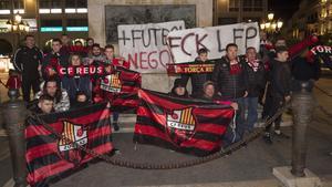 Protesta de aficionados del Reus por la situación del club.