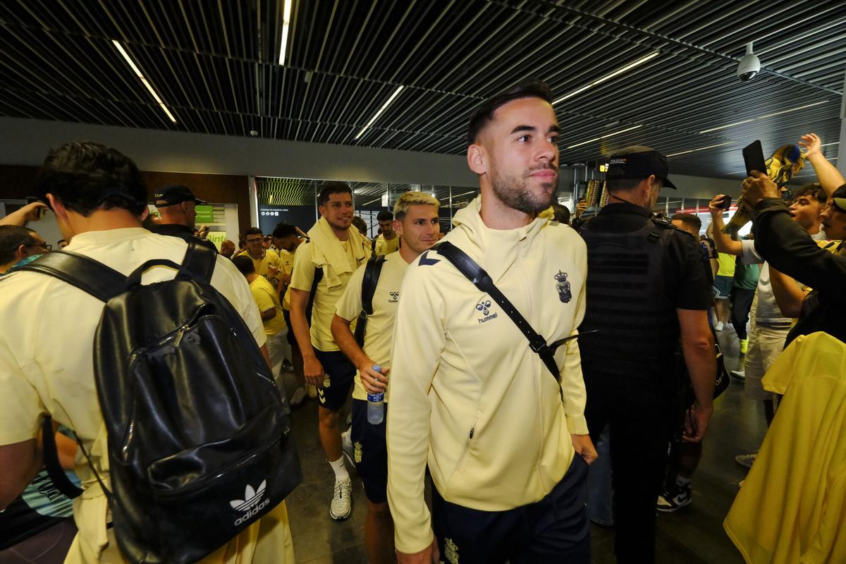 Aficionados reciben a la UD Las Palmas en el aeropuerto tras sellar el playoff