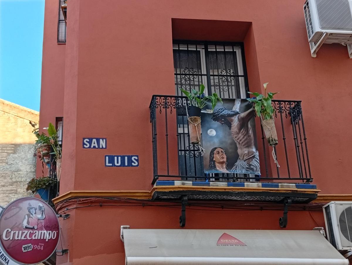 Los balcones del centro se preparan para la Semana Santa sevillana
