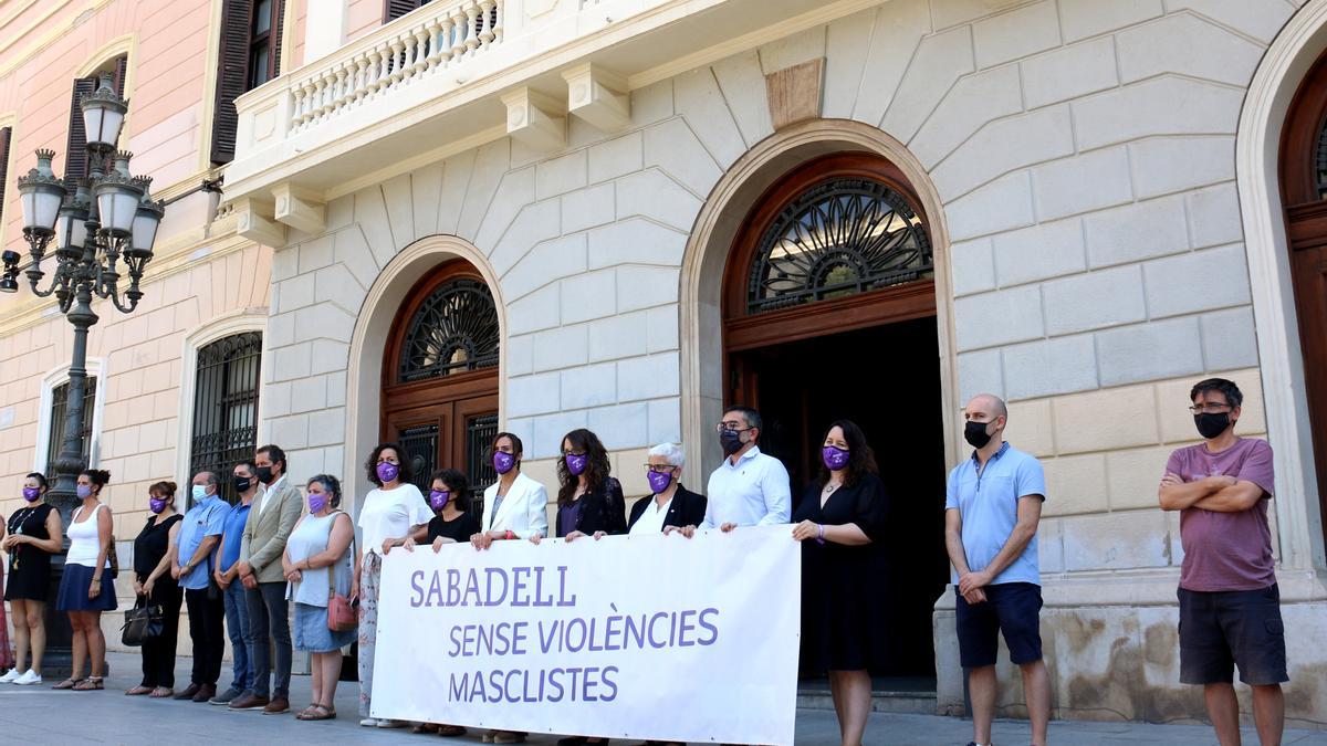 Pla conjunt de part dels participants al minut de silenci pel feminicidi registrat a Sabadell