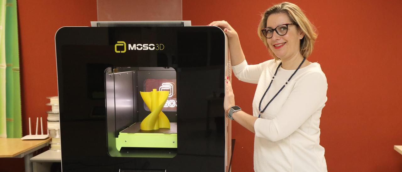 Marta Burillo, CEO de Moso3D, con la impresora diseñada por la empresa.