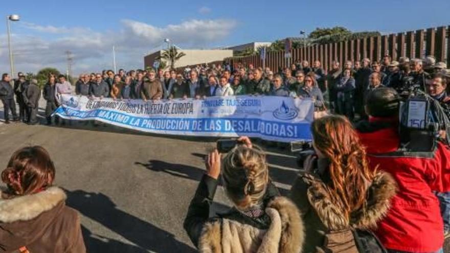 Última protesta ante la desaladora de Torrevieja por la falta de agua.