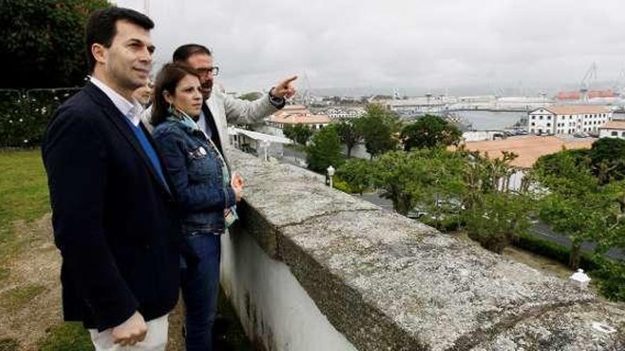 Caballero, Adriana Lastra y el candidato socialista por Ferrol. // Efe