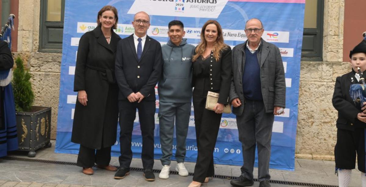 Por la izquierda, Carmen Coto, directora de personas y servicios transversales de TotalEnergies; Luis Matilla, Nairo Quintana, Cristina Mendo y Coque Montero. | ROBERTO MENÉNEDEZ