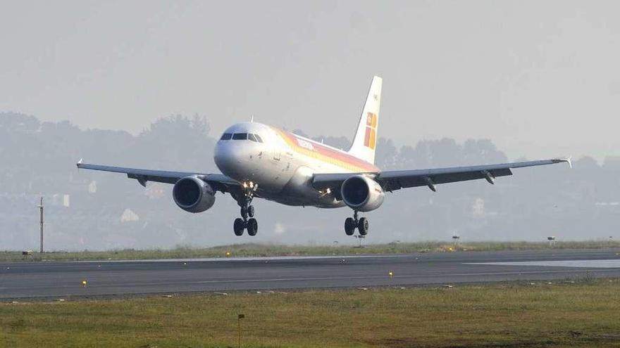 Un avión de Iberia aterriza por la cabecera sur de Alvedro.