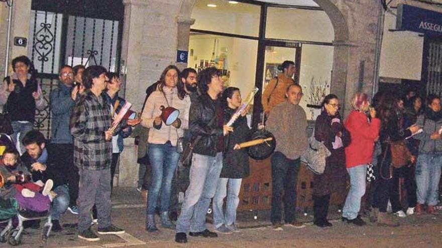 Antes del pleno, hubo una ´cacerolada´ de manifestantes contra el aumento de sueldo del alcalde de Manacor.