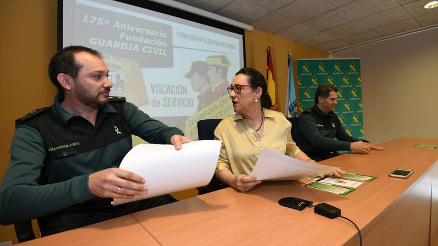 El teniente coronel Touceda, junto a Maica Larriba, en la presentación de estos actos.