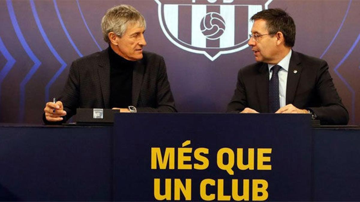 El momento de la firma de Quique Setién con el Barça