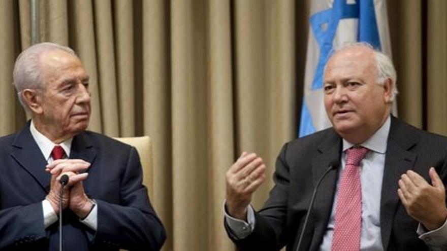 Moratinos, con Simon Peres.