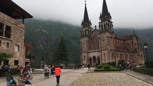 La explanada de la basílica de Covadonga
