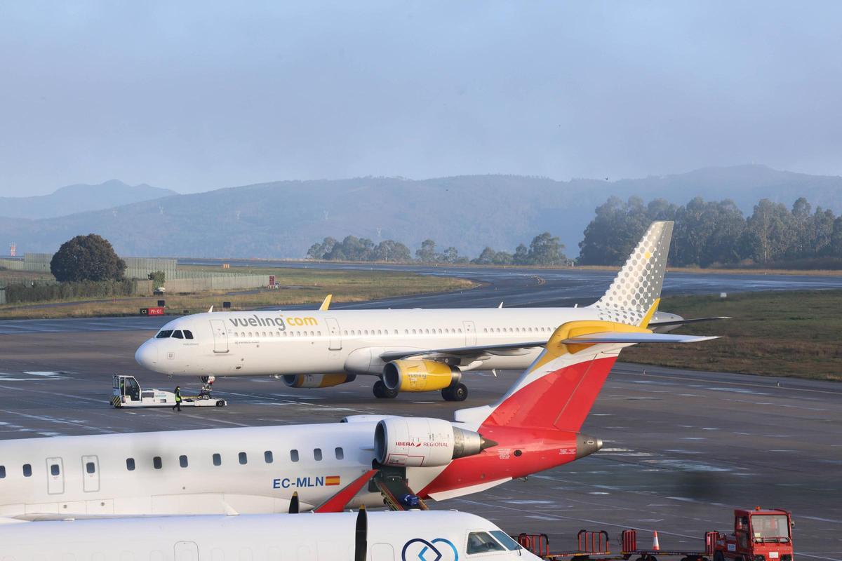 Un avión de Vueling y otro de Air Nostrum en el aeropuerto de Vigo.