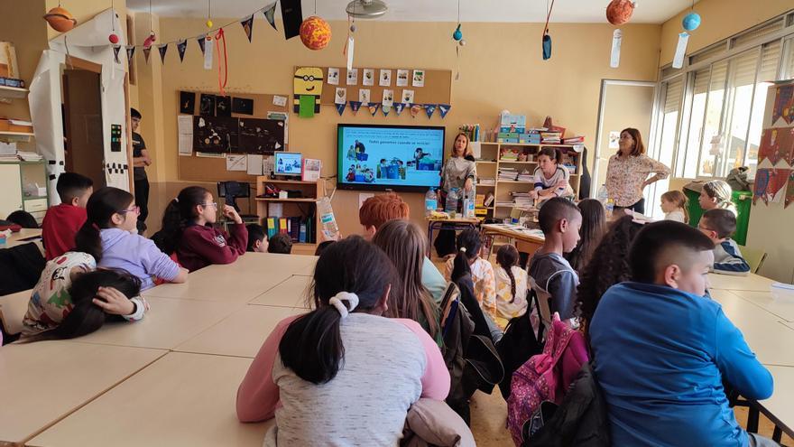 Charla para niños: Reciclar material de escritura, un proyecto social