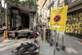 Hartos de vivir en un plató de cine en Barcelona: "No podemos ser ciudadanos normales cuando hay rodaje"