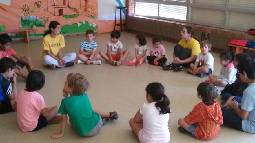 Un grupo de escolares en una actividad sobre naturaleza.  FdV