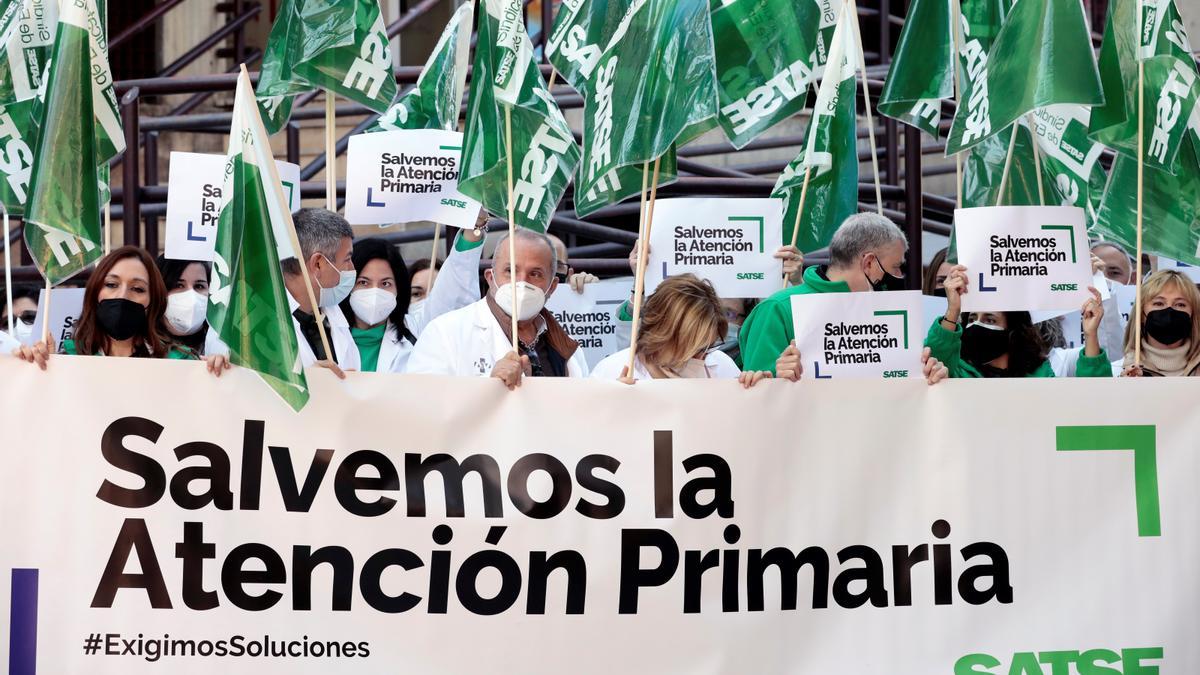 Protesta ante un centro de salud este jueves