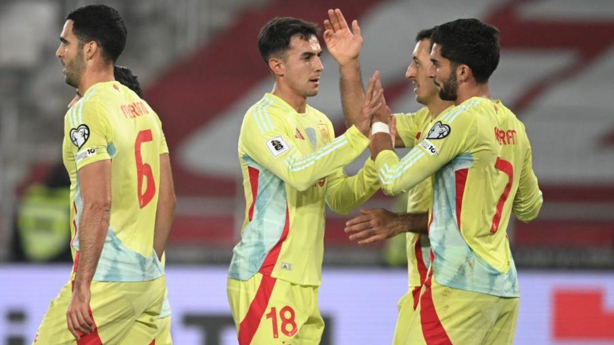 Los jugadores de la selección española felicitan a Ferran Torres tras su gol en Georgia