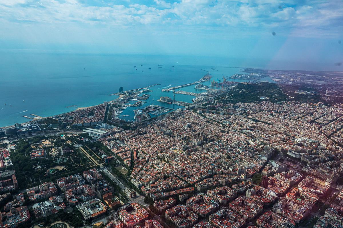 Ciutat Vella y el puerto de Barcelona, desde el aire