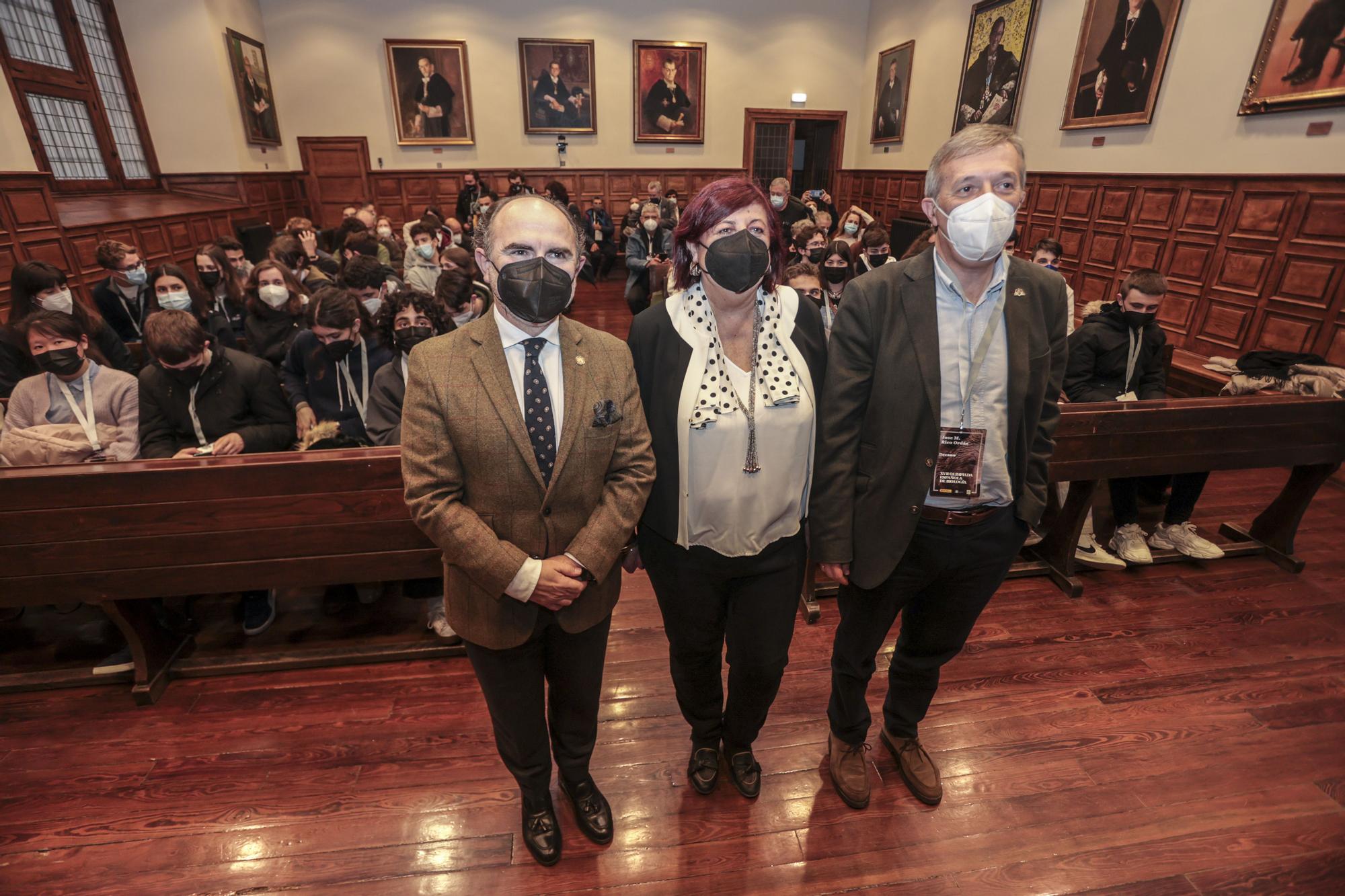 El rector, Ignacio Villaverde; Consuelo Sánchez, presidenta de la OEB y José Manuel Rico, decano de la facultad de Biología, ayer en en el Aula Magna del edificio histórico de la Universidad de Oviedo, con los estudiantes participantes.