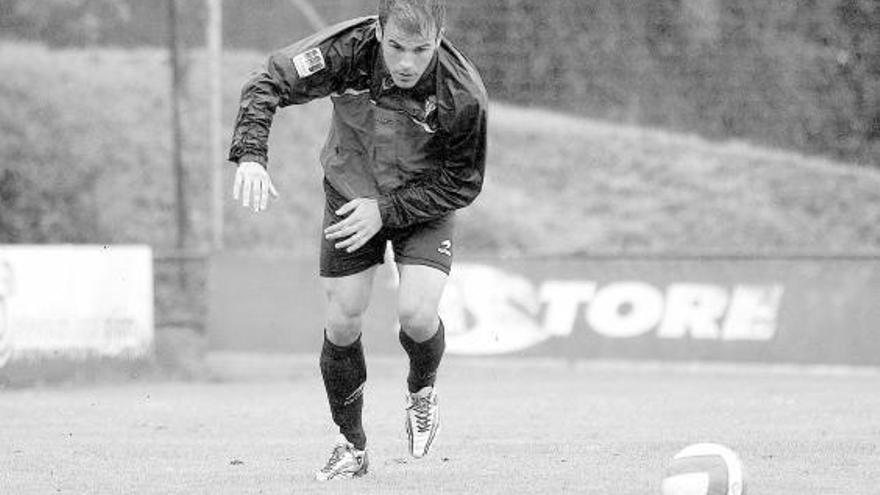 Bilic persigue un balón en el entrenamiento de ayer.