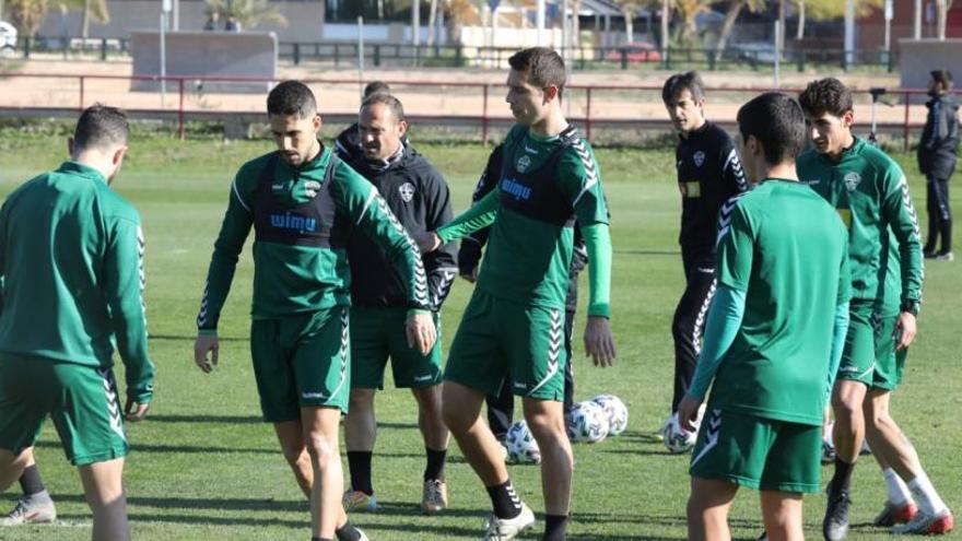 Los jugadores del Elche, durante el entrenamiento de este jueves