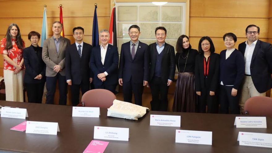 Representantes de la UDC y de la Central South University china, en el Rectorado. |  LOC