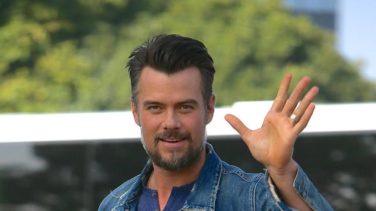 Josh Duhamel, todo simpatía a su llegada al programa 'Extra' de Mario Lopez